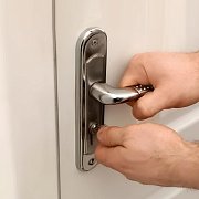 Нова стаття в блозі “Що робити, якщо заклинило замок у дверях — гайд для екстрених ситуацій”